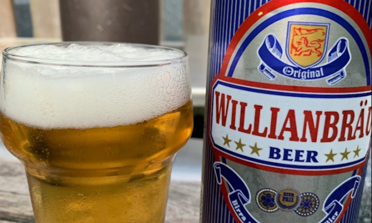 Willianbrau beer blik uitgeschonken in een stapelglas